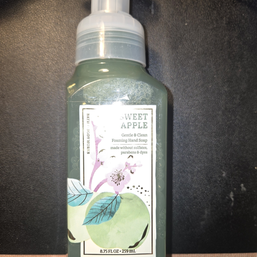 Bath & Body Works Gentle & Clean Foaming Hand Soap - Green - Picture 2 of 2